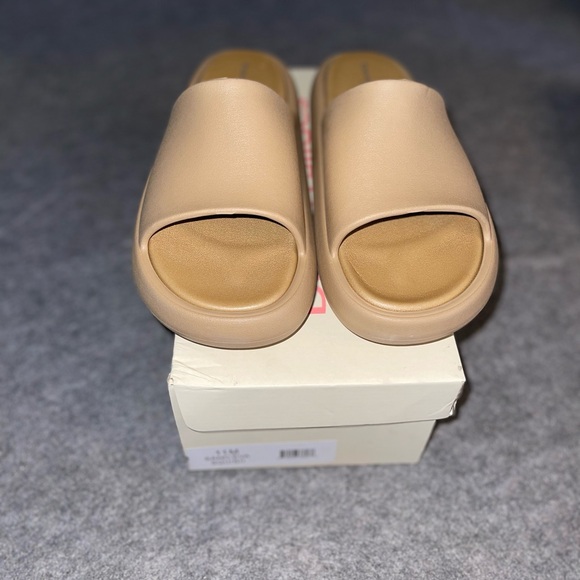 J/Slides Beach Slides Sandals Women’s Size 11 Tan Beige Slip-On Comfort NIB - Picture 1 of 7